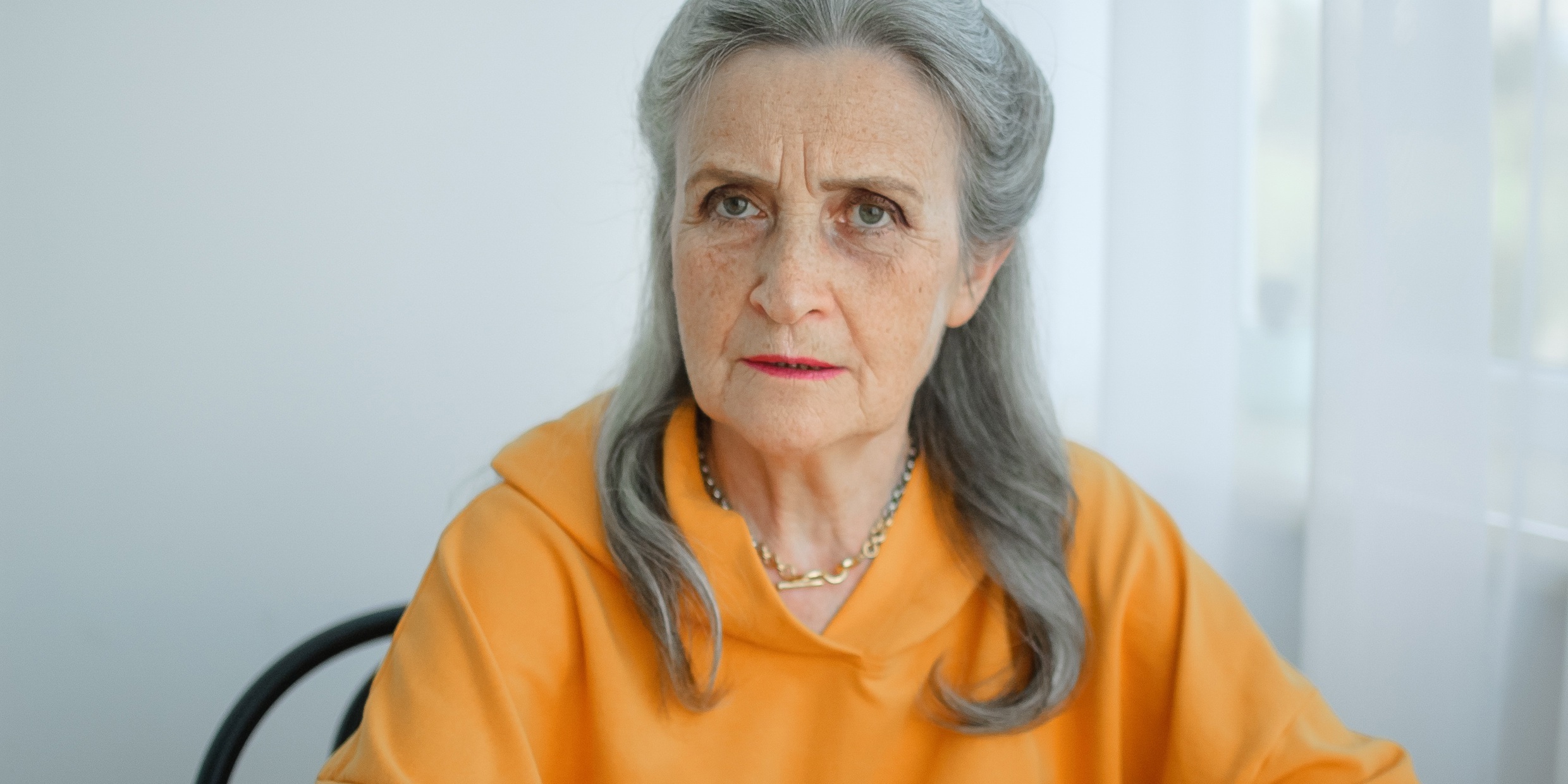 Seniorin schaut besorgt